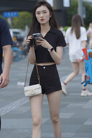 偶遇黑色热裤骨感小妹