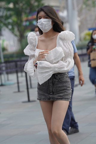 街拍灰色牛仔裙长腿美女
