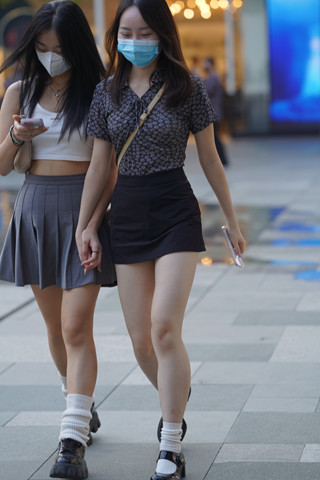 街拍美腿姐妹闺蜜