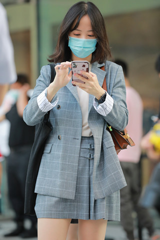 街拍丝腿高跟美眉