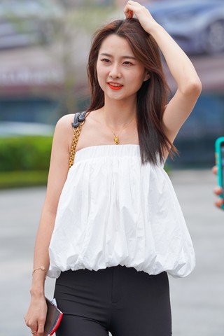 街拍甜美的黑色长裤小仙女