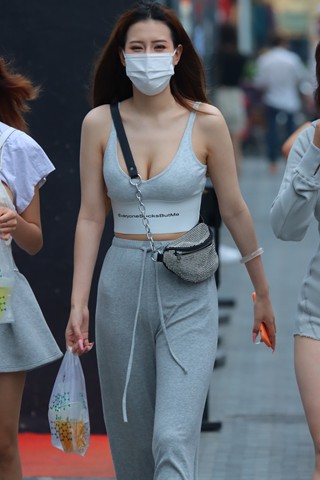 低胸装美眉