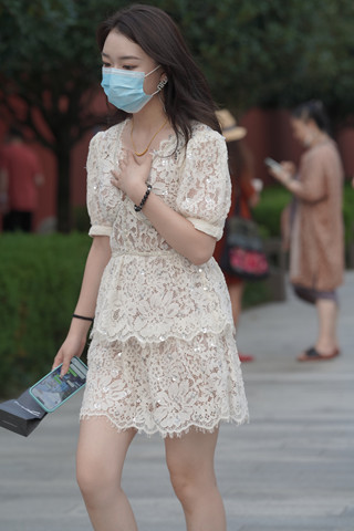 街拍米白色镂空连衣裙小姐姐