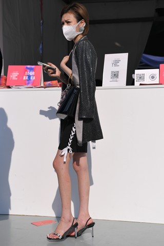 短发干练美女