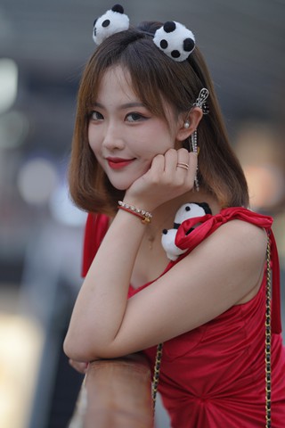 搭讪甜美的红裙美女