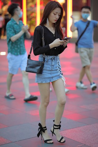 热裤美眉