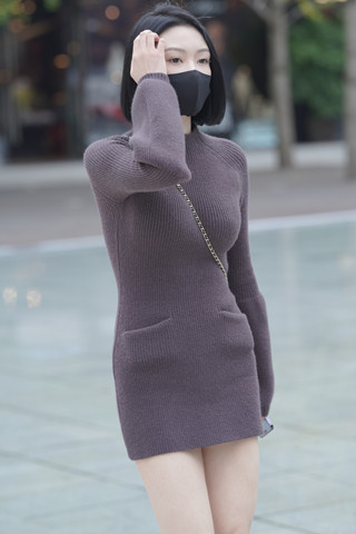 街拍短裙短靴美眉