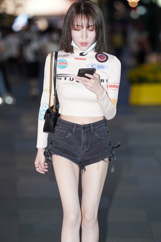 黑色热裤美腿小姐姐