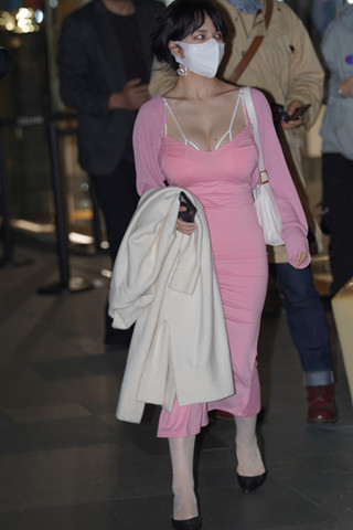 夜拍粉色连衣裙丰满美女