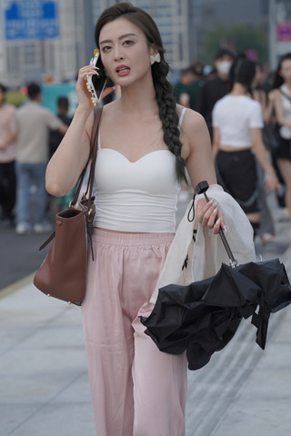 街拍粉色长裤美眉