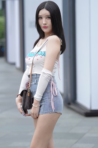 搭讪热裤美腿小姐姐