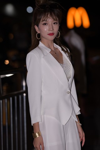 白衣白裤