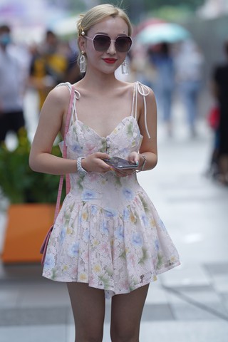 吊带裙美眉