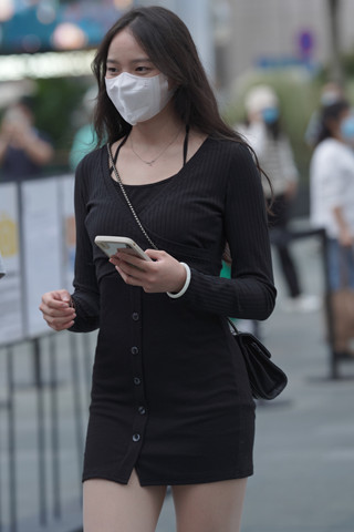 街拍长筒袜黑色短裙小姐姐