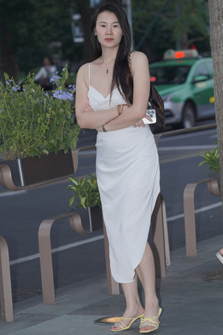 等人的白裙凉高美女