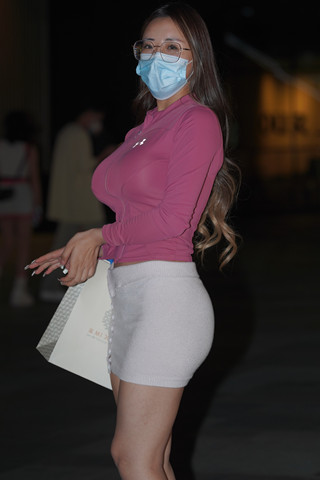 搭讪前凸后翘超短裙女神姐姐