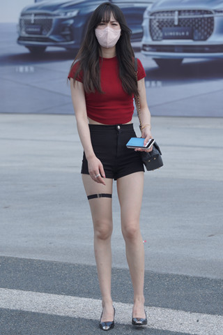 黑色热裤美腿红衣小姐姐