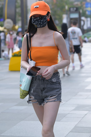 街拍橙色鸭舌帽小姐姐