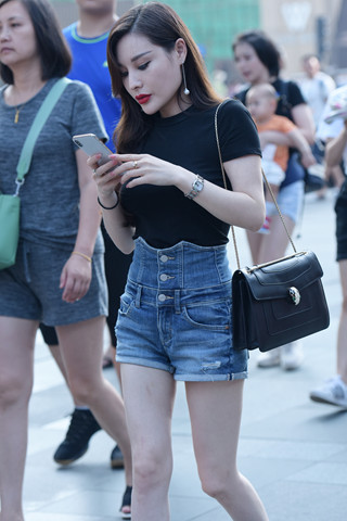 银白色高跟热裤美女