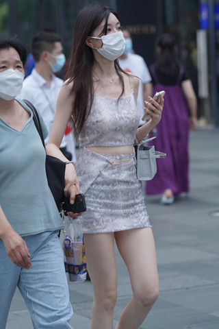白白净净的美腿小姐姐