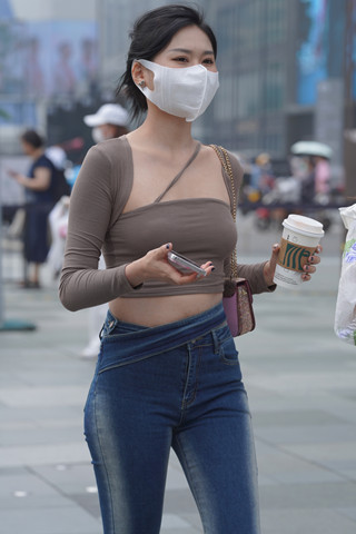 街拍牛仔长裤美女