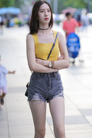 鼓鼓的热裤小姐姐
