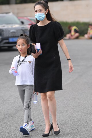 时尚高跟美女宝妈