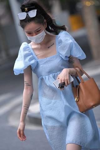 街拍蓝裙美眉