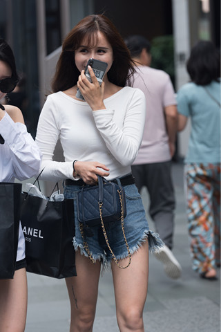 热裤美眉