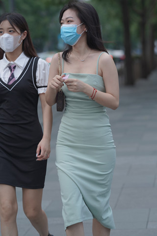 肌肤吹弹可破的吊带裙小姐姐