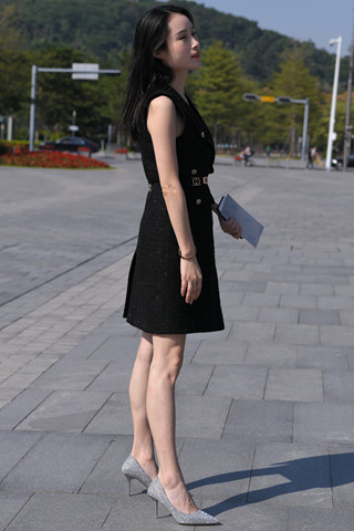 黑色裙时尚高跟美女