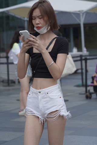 骨感的白热裤美眉