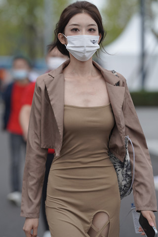 换上便装的小姐姐