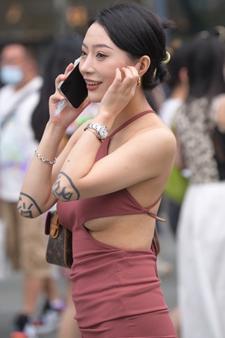 性感火辣身材长裙美女