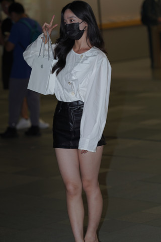 街拍夜拍美腿白衬衫小姐姐