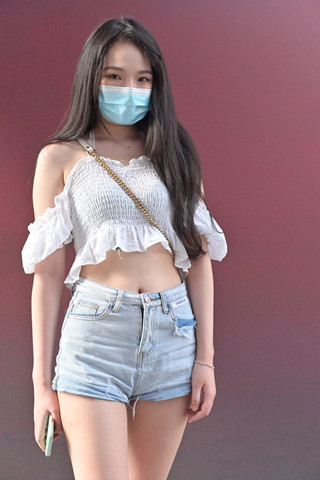 搭讪街拍热裤小姐姐