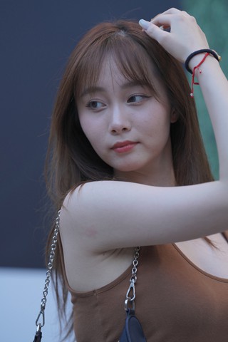街拍甜美棕色裙美女