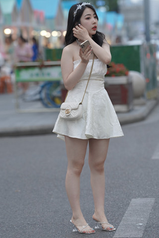 白皙美女小姐姐