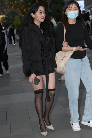 街拍半长黑丝美眉