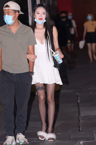 夜拍白裙黑丝美眉