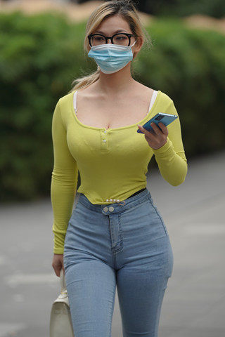 街拍前凸后翘牛仔裤美女