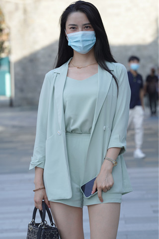 搭讪美腿高跟美女
