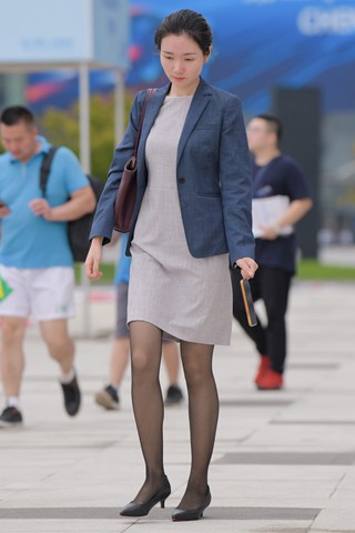 超薄丝工装美女
