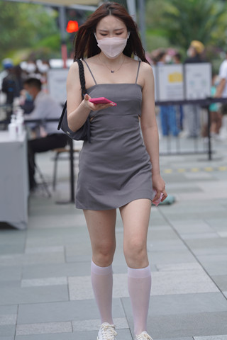 街拍灰色吊带裙美眉