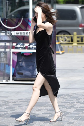 街拍黑色裙白皙美女