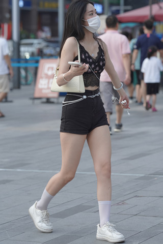 街拍灵动的黑色热裤美腿