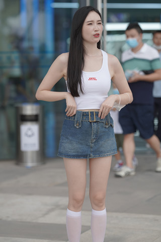 牛仔短裙小姐姐