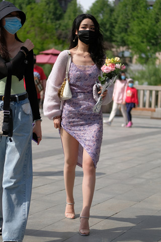 街拍花裙子美眉