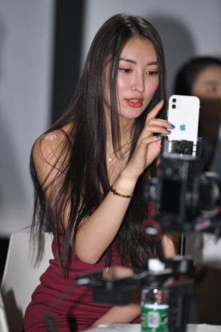 性感吊带模特