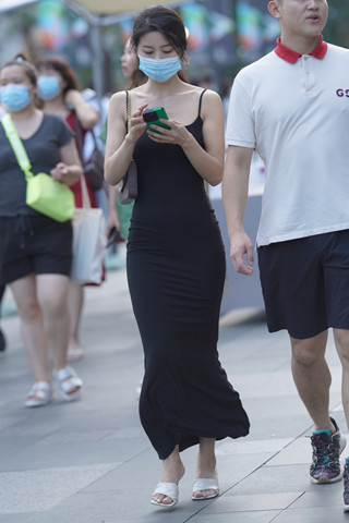 街拍黑色吊带长裙美眉